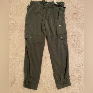 BANANA REPUBLIC olive green lightweight cargo cropped pants - Large